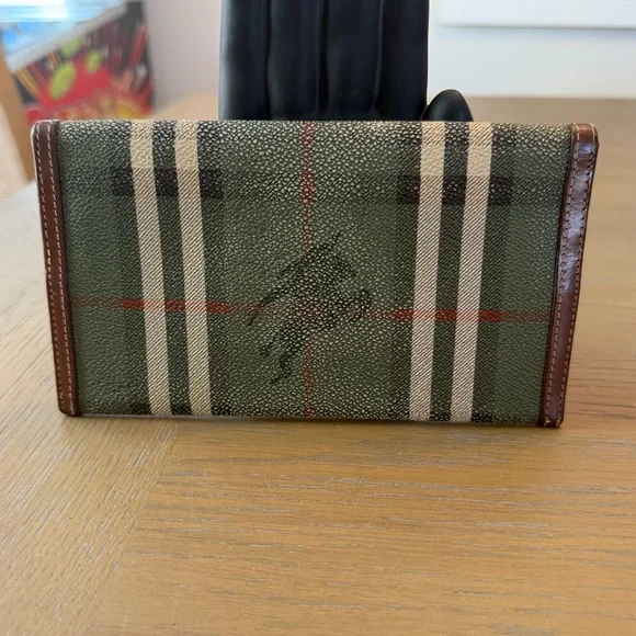 Louis Vuitton- Burberrys-Celine wallets - Picture 8 of 16